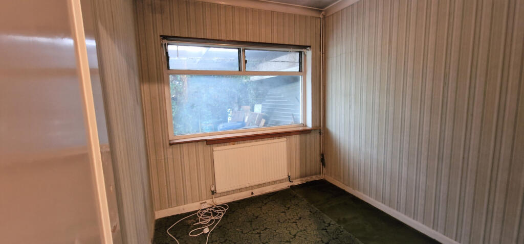 MIDDLE BEDROOM