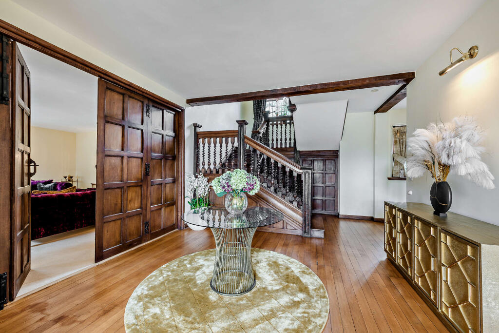 8567717-interior45-800
