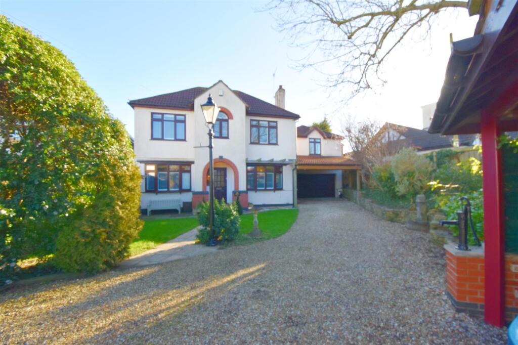 Front shot of property and driveway.jpg