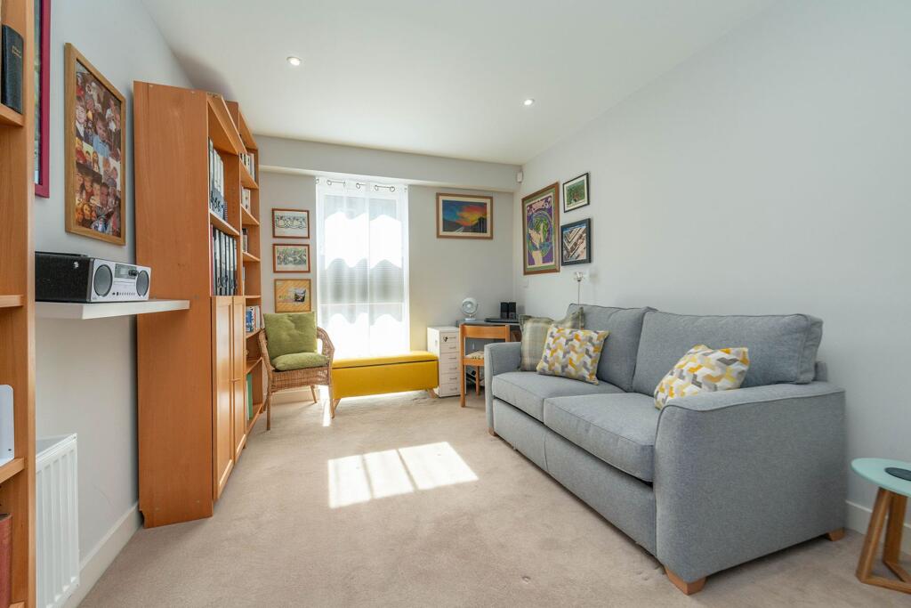 TWO DOUBLE BEDROOMS AND BATHROOMS