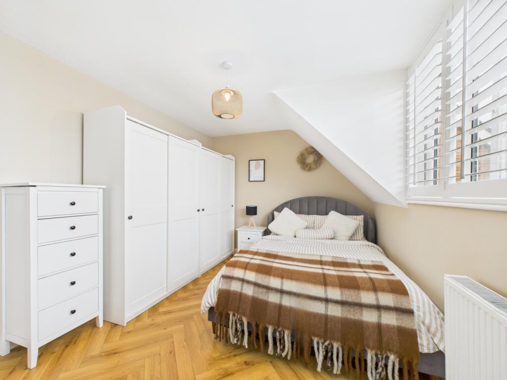 CAM02386G0-PR0149-STILL009