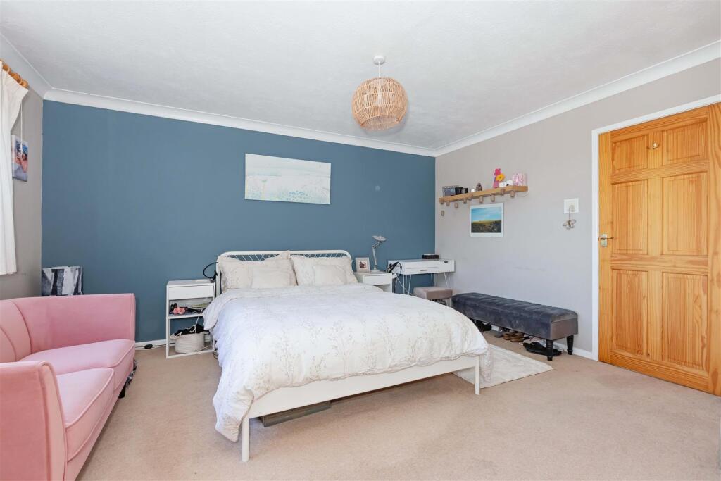 3 Ryecroft Gardens_4.JPG