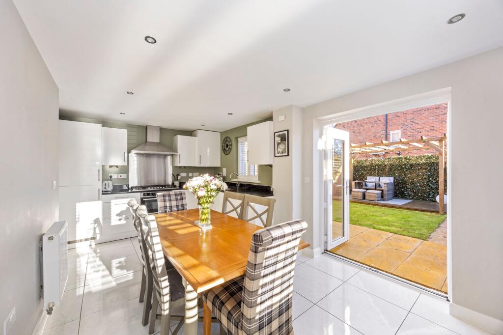 Kitchen/ Dining Room