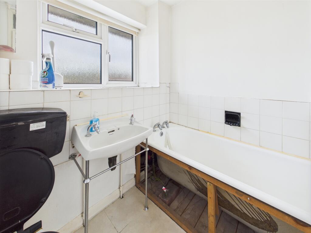 CAM01354G0-PR0502-STILL011