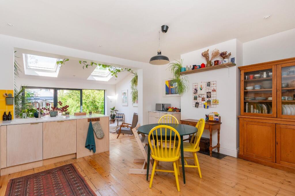 3Y7REN - Kitchen Diner E.jpg