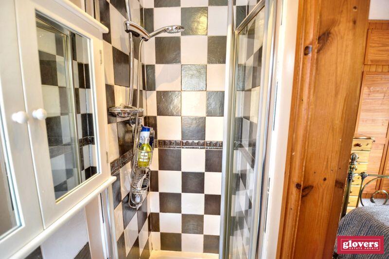 EN SUITE SHOWER ROOM