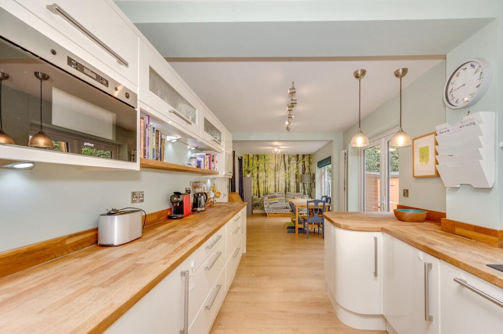 FABULOUS SITTING ROOM AND EXPENSIVE KITCHEN DINER
