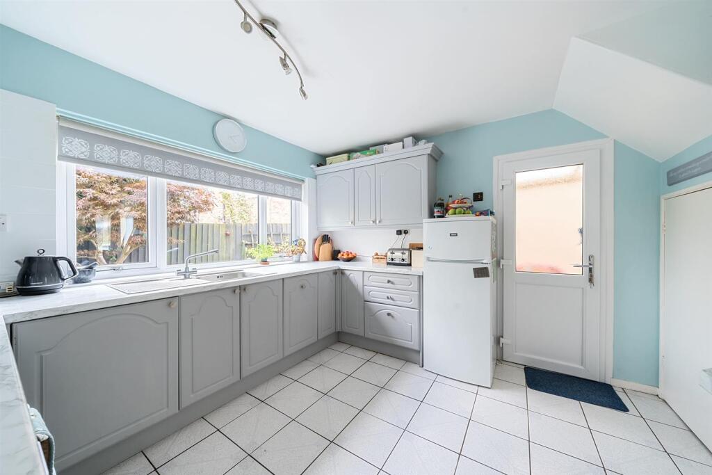 Kitchen 2.jpg