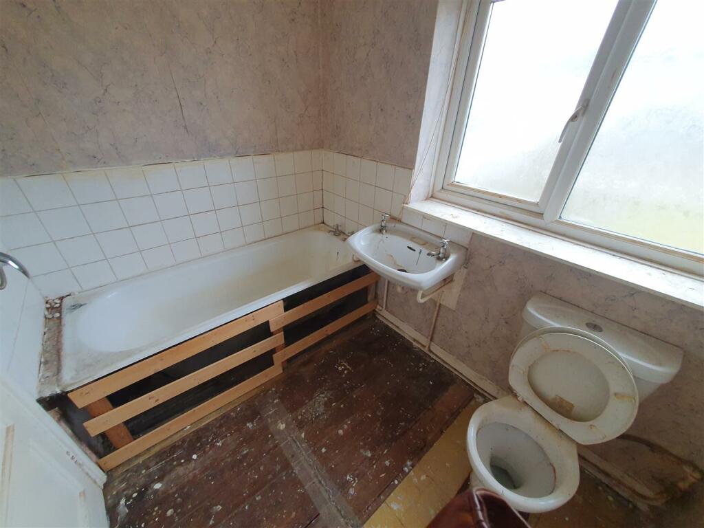 BATHROOM/W.C