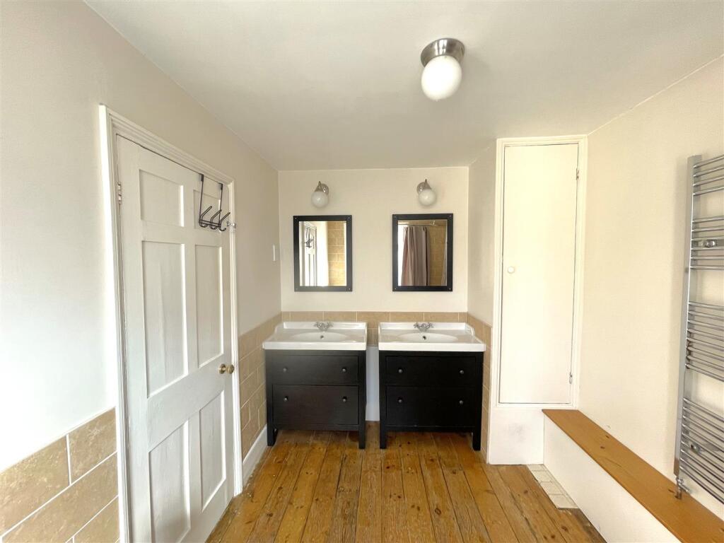 Bathroom 3.jpg