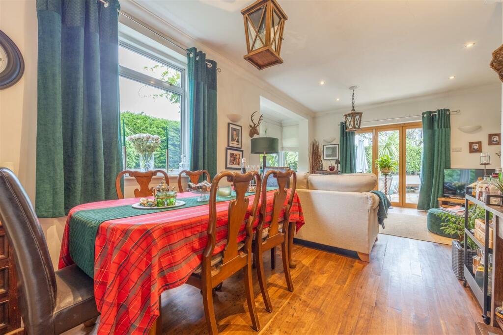 Lounge/Dining