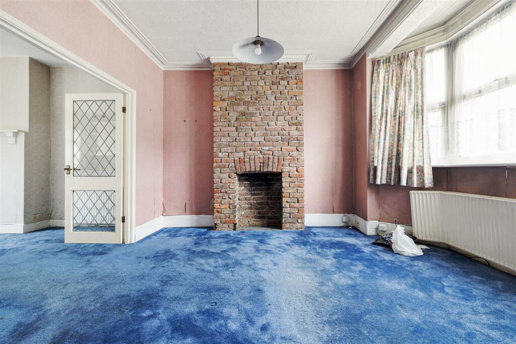 Chigwell Road, E18