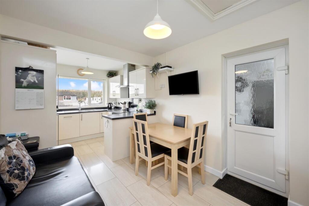 Broad Rig Avenue 41 KITCHEN.jpeg