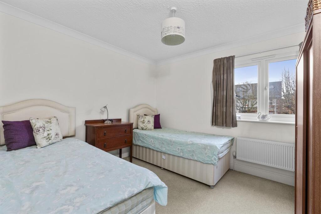 8 Lyndon Gardens, HP13 7QJ-2.jpg
