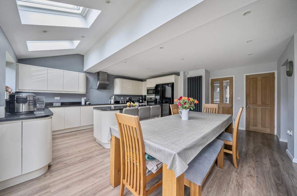 1376409-26-692482...