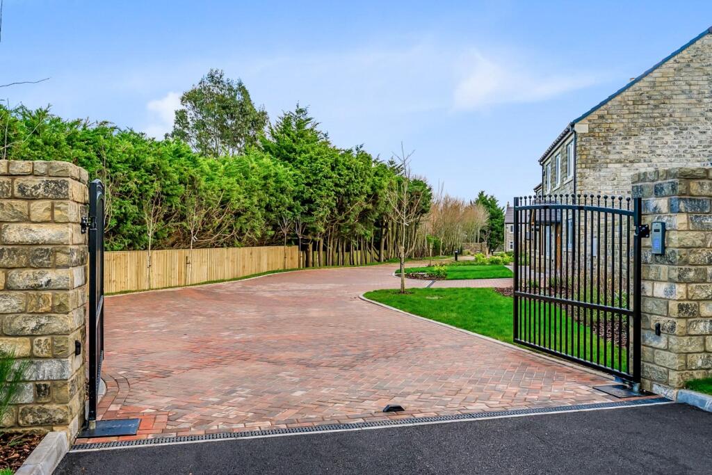 PLOTS 1-5 GATE ACCESS.jpg