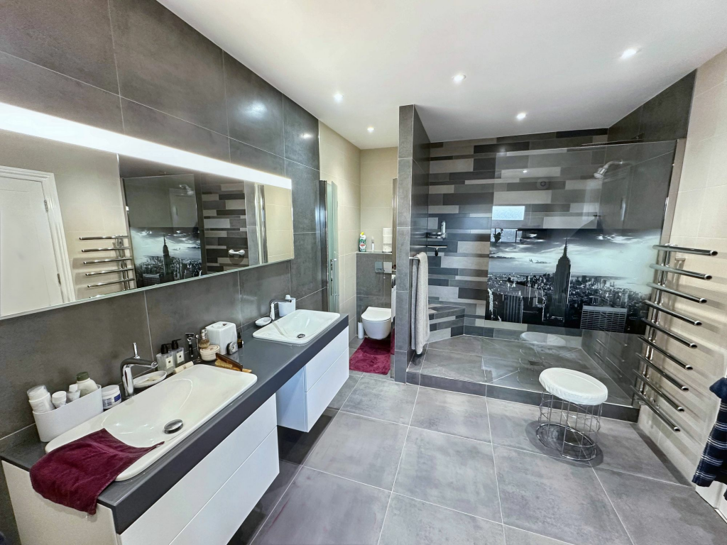 Master Bedroom En-suite