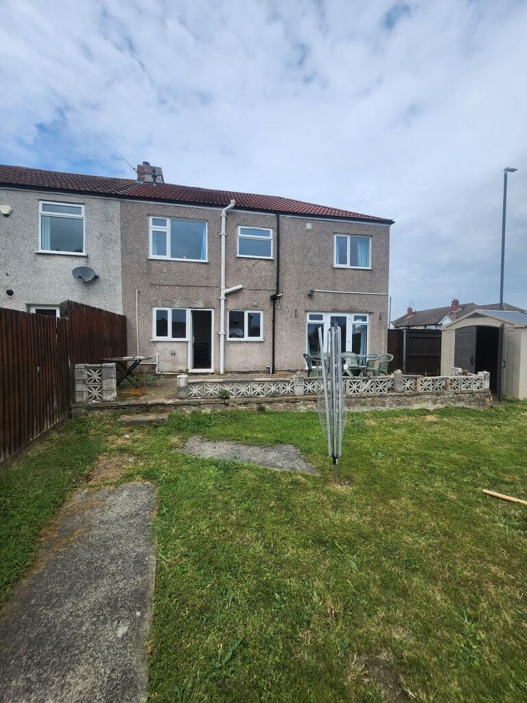 Rear view of a terraced house featuring a spaci...