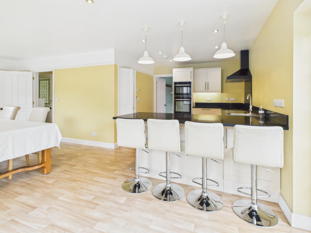 CAM02519G0-PR0349-STILL007