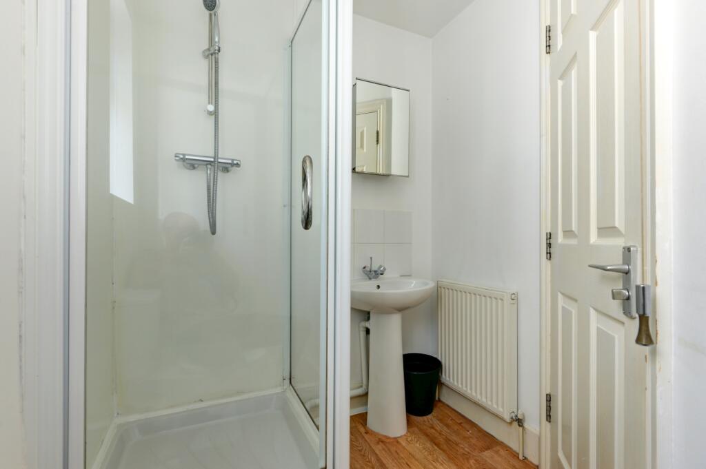 G4 83 Brading Road Bathroom 1 (1)