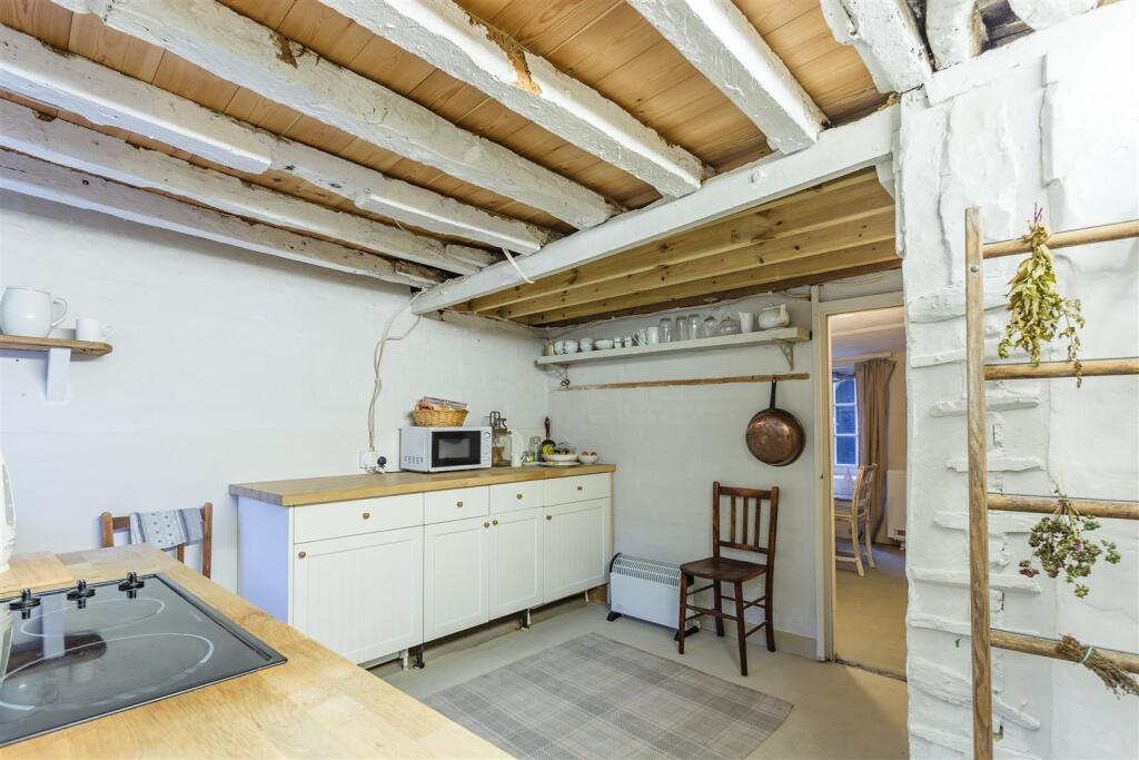Kitchen2.jpg