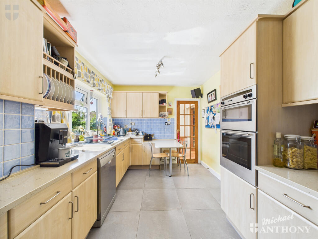 CAM03218G0-PR0629-STILL021