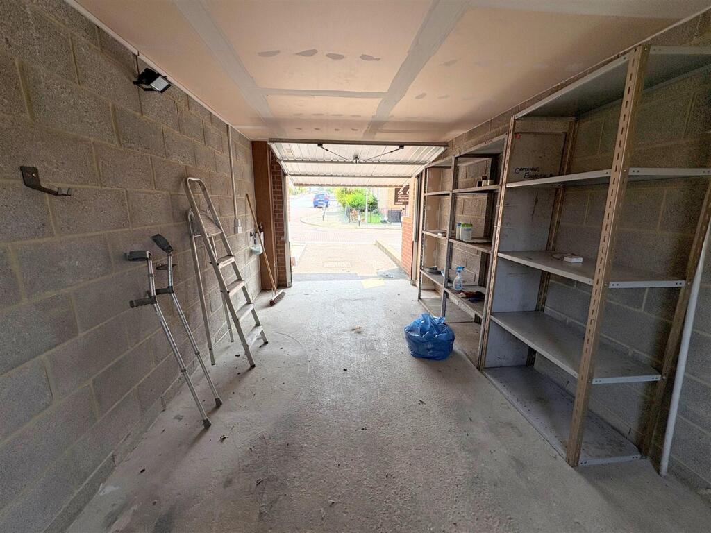 Garage b.jpg