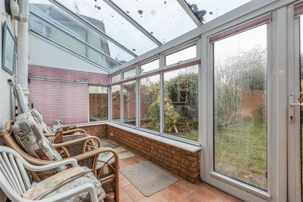50 Petersham Avenue, Byfleet, KT14 7HY - 15.jpg