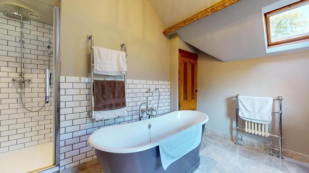 BATHROOM 1B.jpg