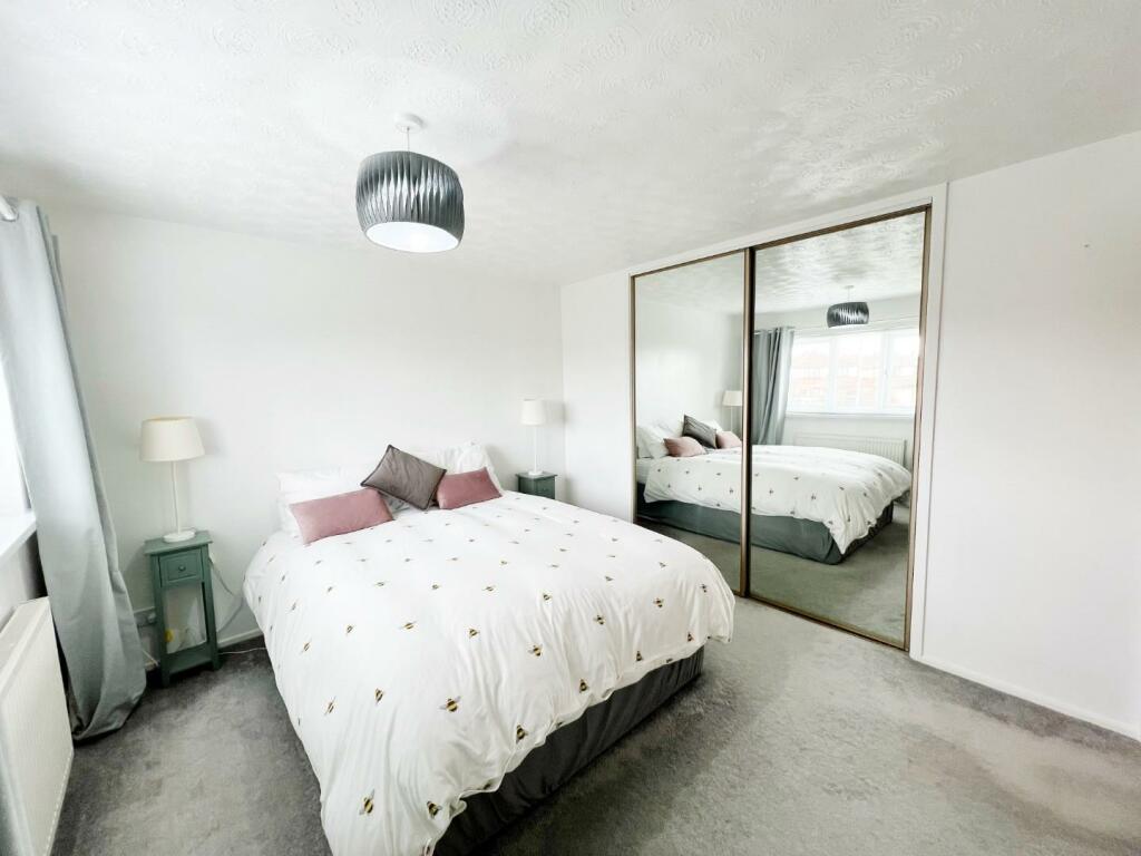 Bedroom 1 pic 3.jpg