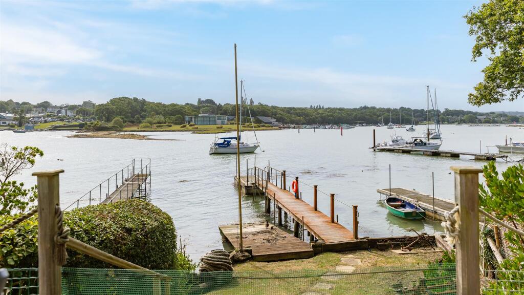 Pontoon &amp; View