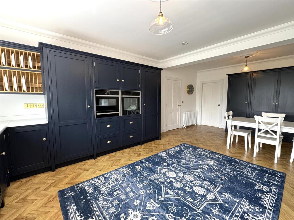 KITCHEN 3.JPG