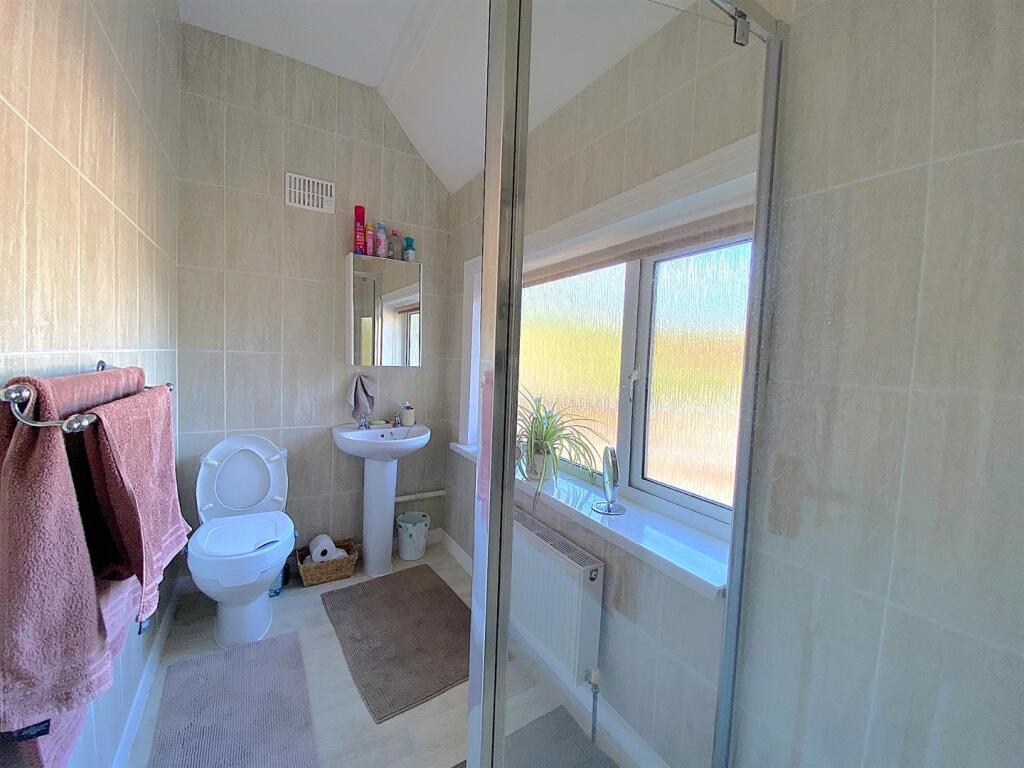 3 Trevenna - Shower.jpg