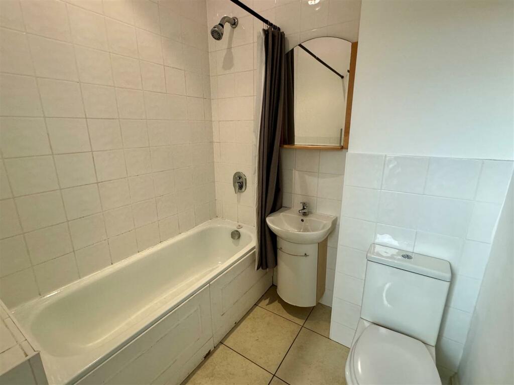 1 Seashore House Bathroom