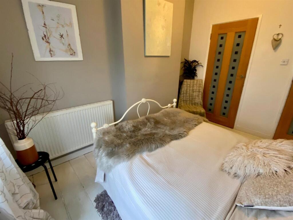 bed 1 with walk in robe.jpg