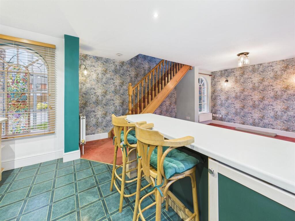 Kitchen/dining: