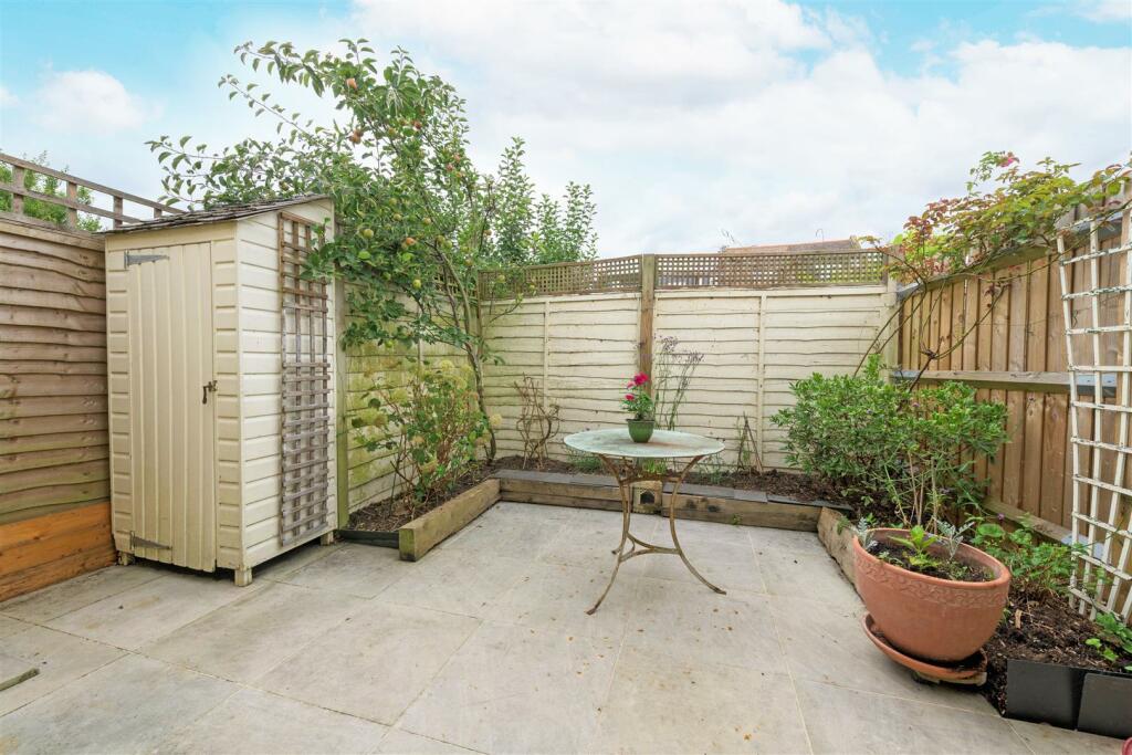 32 Railway Side Gdn 2.jpg