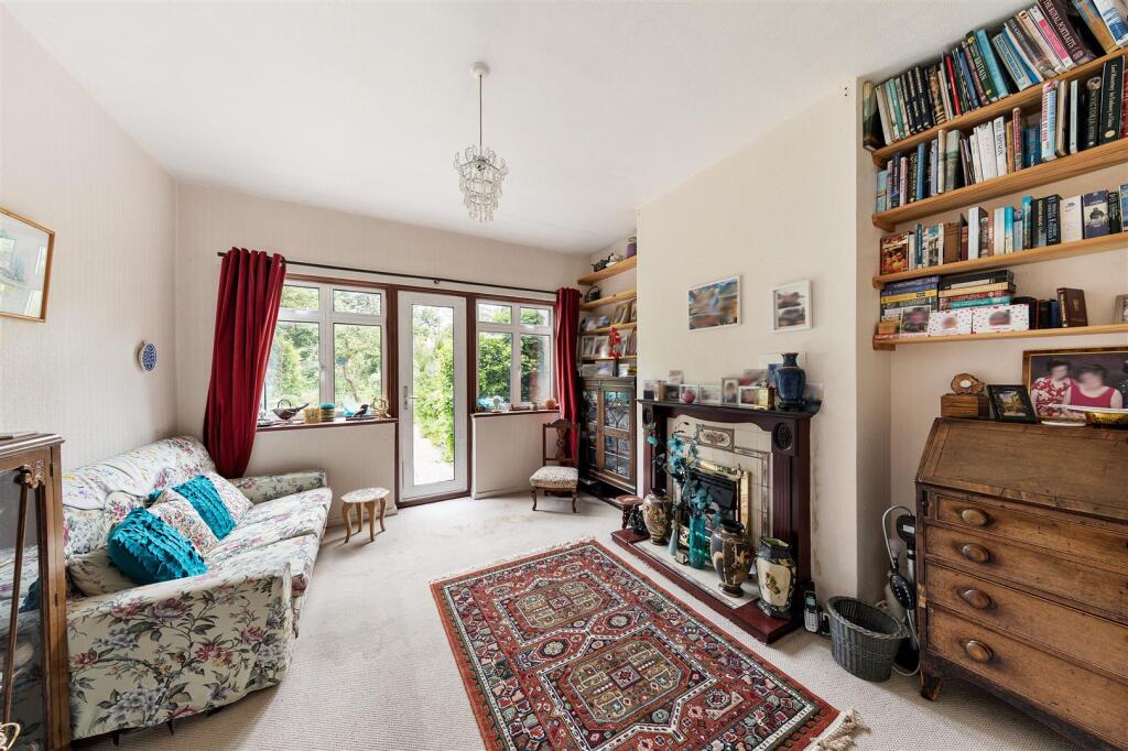 South View Drive, E18