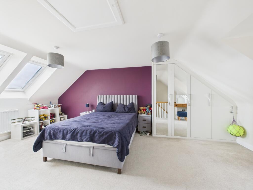 13. CAM04922G0-PR0085-STILL025