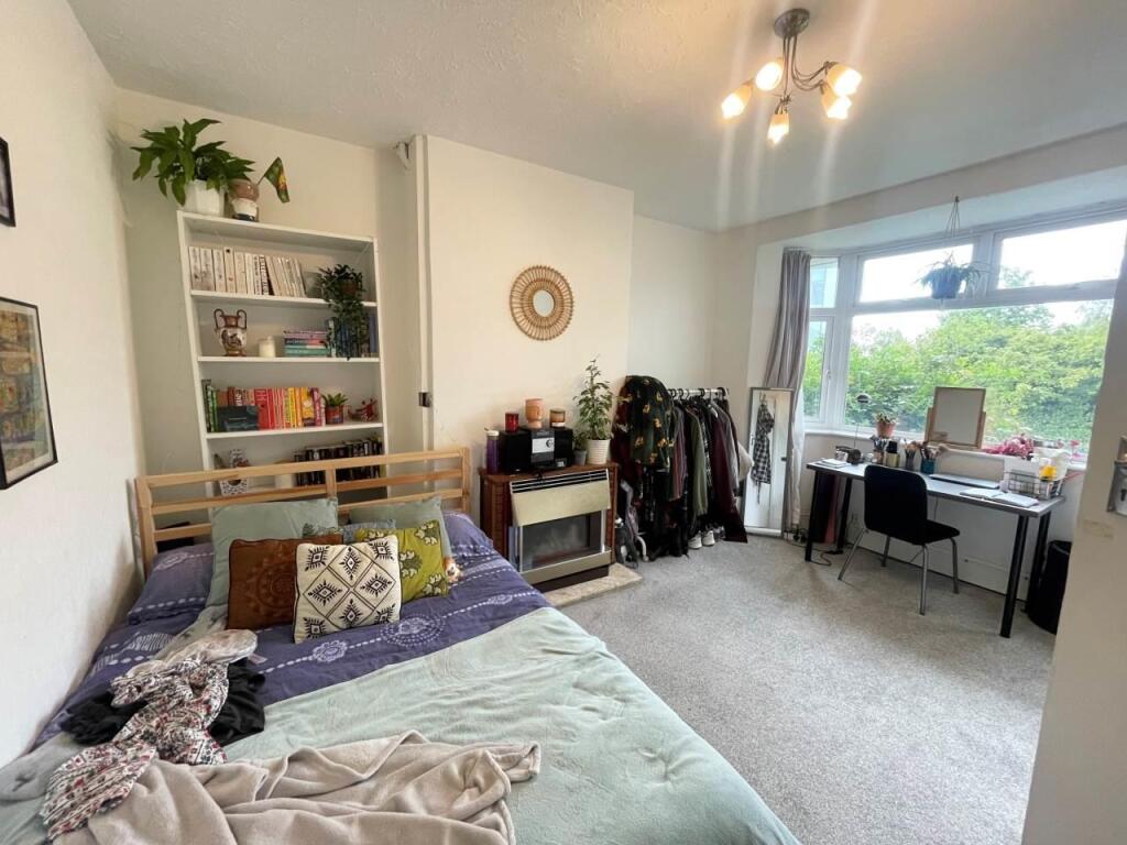 Bedroom 1 (1).jpg