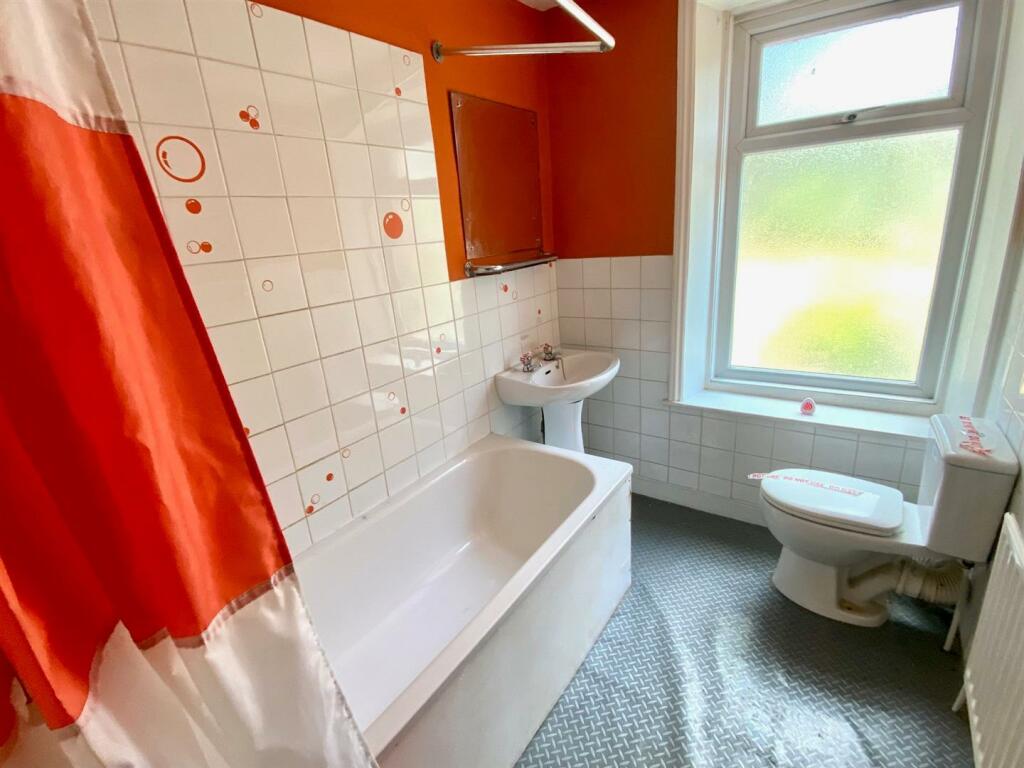 huddersfield road 290 bathroom empty.jpg