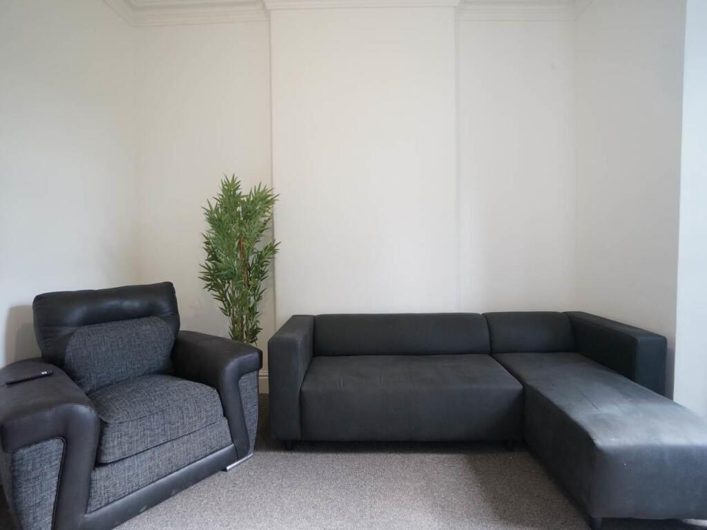 16RegentSt_Living1.2.JPG