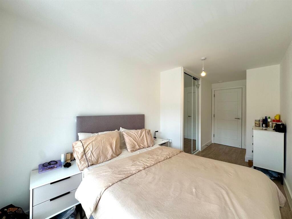 Second bedroom pic 2.jpeg