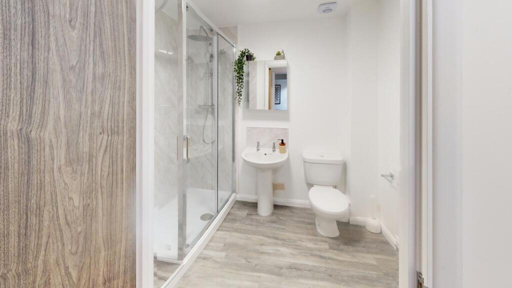 Flat-4-Piccadilly-Place-Shower-Room.jpg