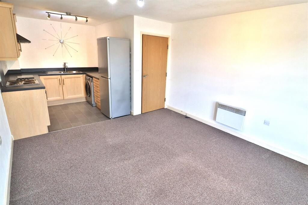 OPEN PLAN LIVING/KITCHEN AREA