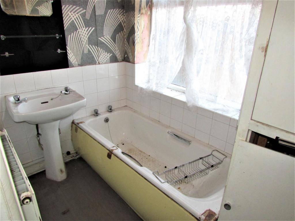 RosehayLn14bath.JPG