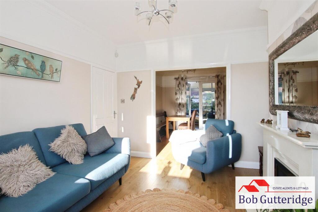 BAY FRONTED LOUNGE