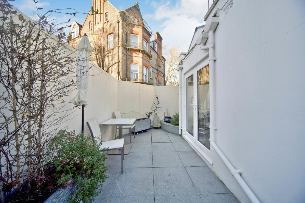 12 Squires Mount, Hampstead, London, NW3 1ED