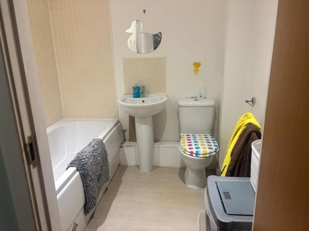 Main Bathroom v2.JPG