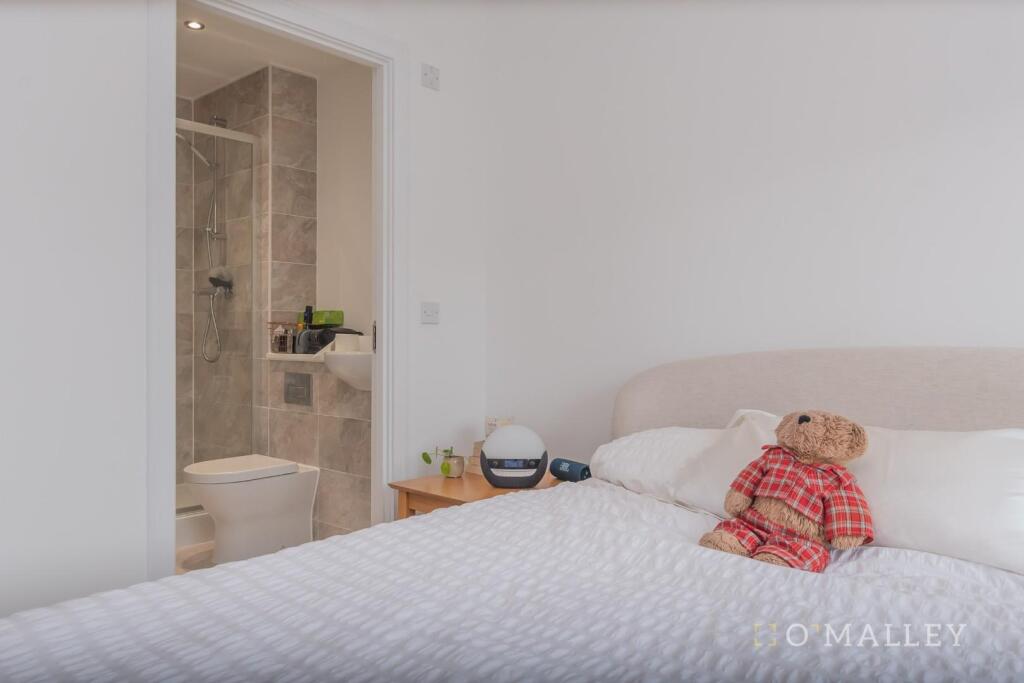 21. Bedroom 1 4.jpg